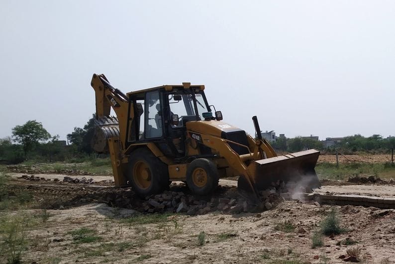Bulldozers run on seven illegal colonies