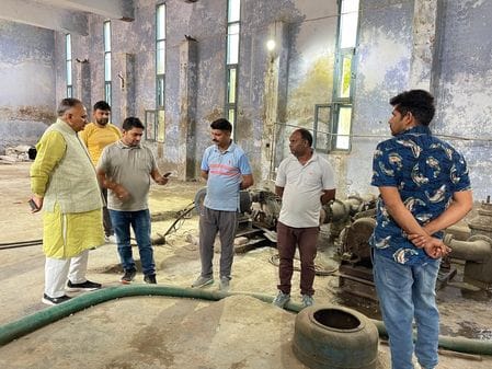 Drinking water shortage in Old Housing Board Colony, Mayor arrived