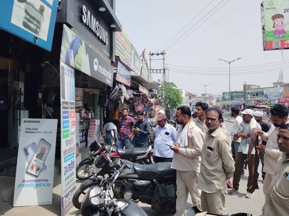 First posters were put up without permission on the bus queue shelter, now e-rickshaw was caught and fine was imposed