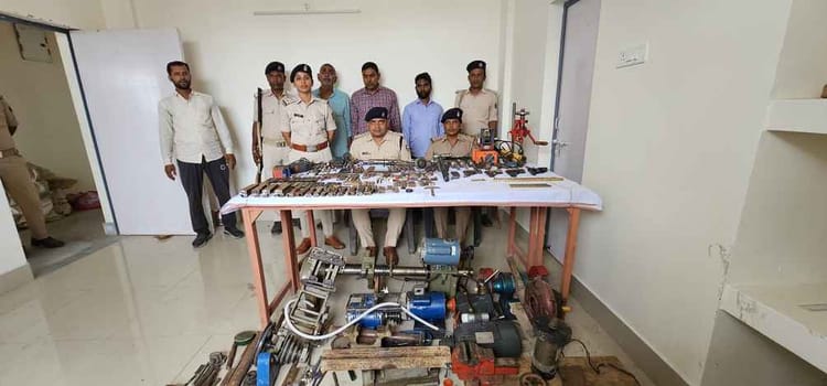 Bihar News: यहां चल रही थी हथियार बनाने की फैक्ट्री, गुप्त सूचना के आधार पुलिस ने हथियारों के साथ चार को पकड़ा