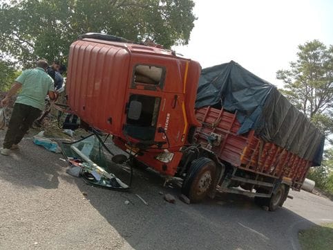 The cabin of the cargo vehicle opened, three people narrowly escaped