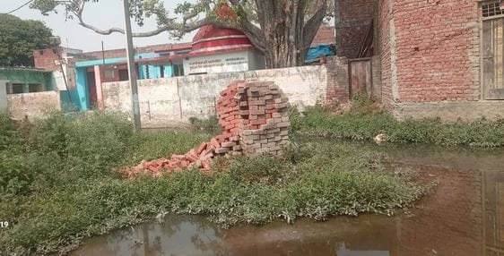 Waterlogging on Durga Mandir road, people angry