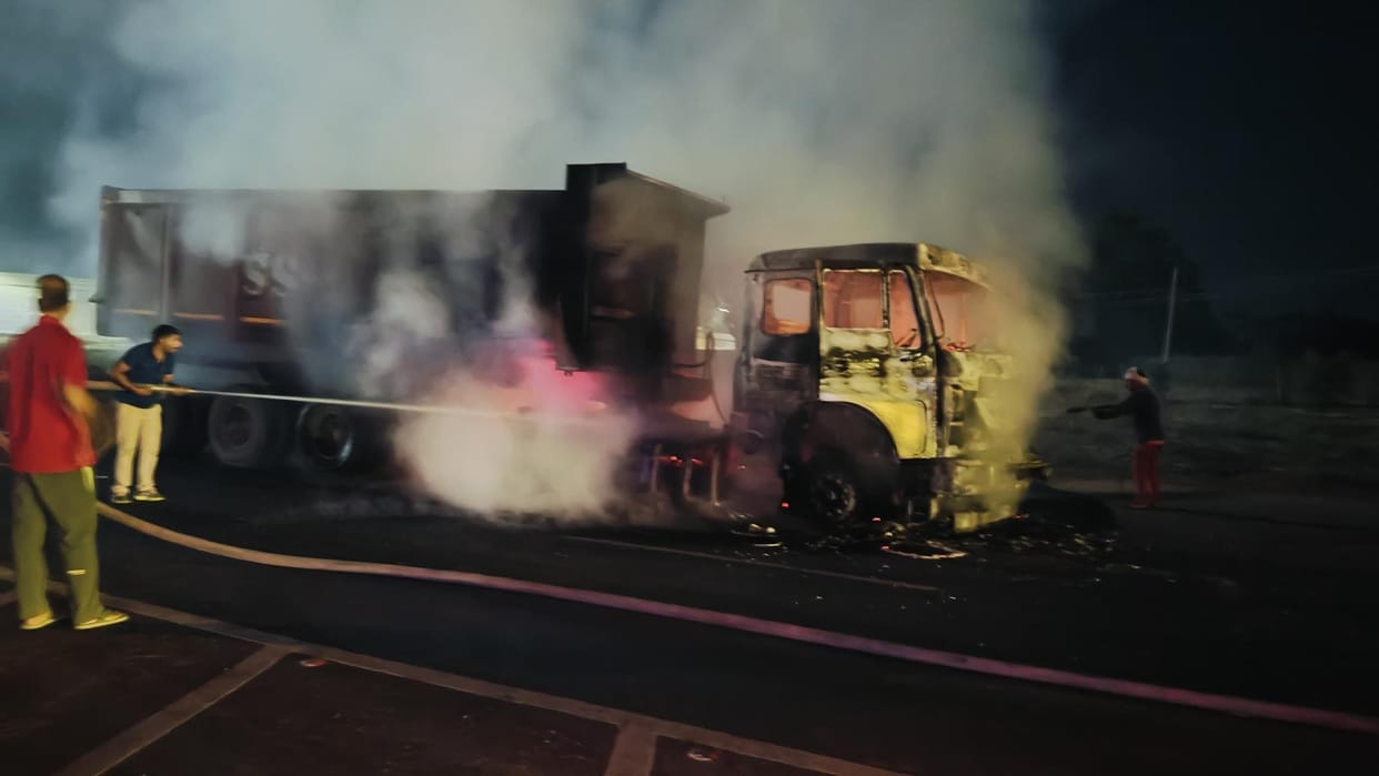 A parked dumper caught fire, the driver saved his life