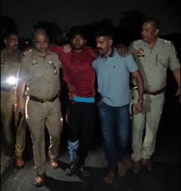 A criminal with a bounty of 20 thousand rupees arrested in an encounter, injured after being shot in the leg