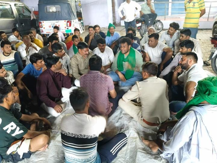 The inspector behaved indecently, Bhakiyu leaders sat on a dharna in the police station