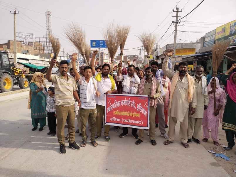 Municipal employees protested in the city with brooms upside down