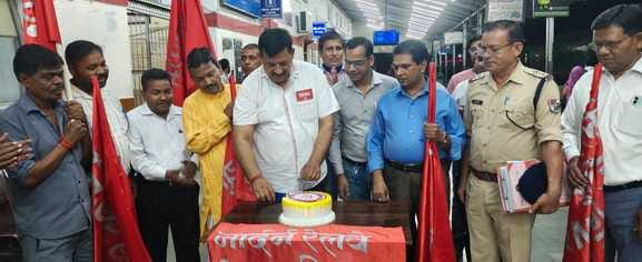Cake cut on the birthday of Indian Railways