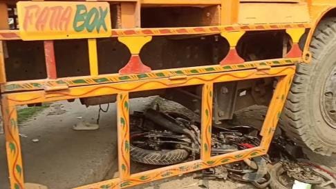 Truck ran over bike riders, young man died