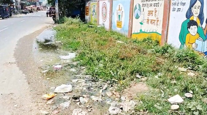 Children are troubled by waterlogging and dirt at the school gate