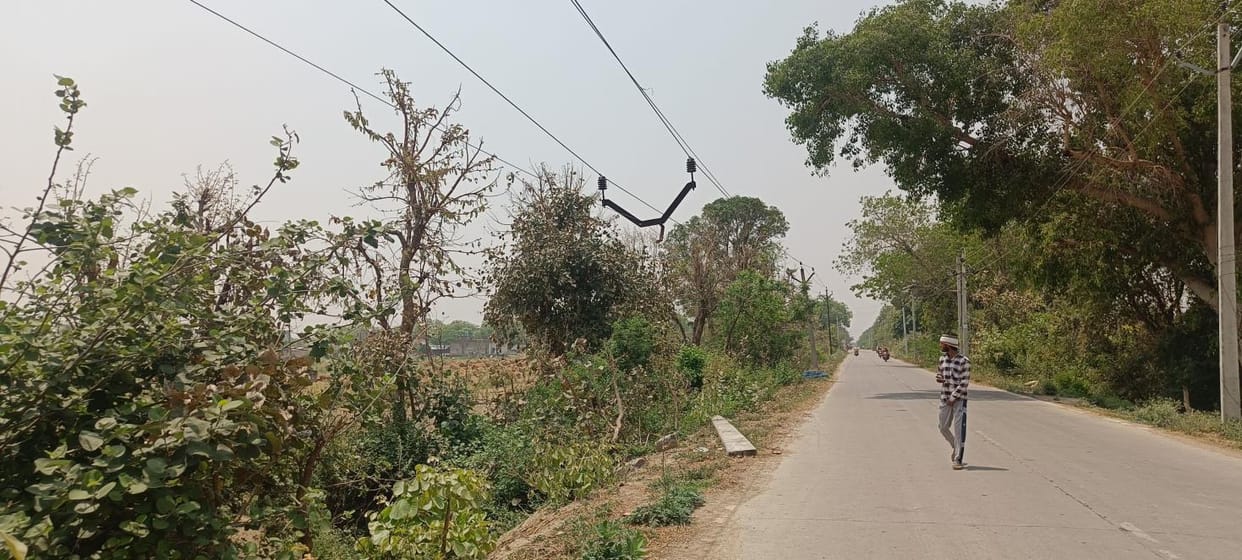 The pole has been fallen for two months, the angle is hanging with the help of wire