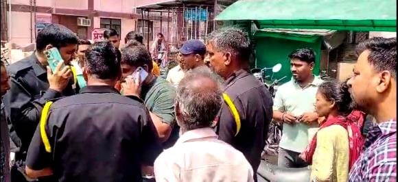 Fight between doctor and security guard, uproar
