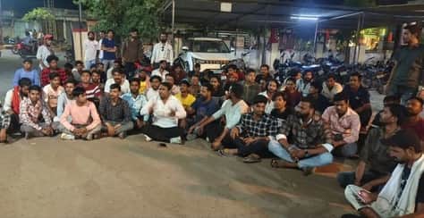 सड़क पर बैठकर धरना देते बजरंग दल के कार्यकर्ता।