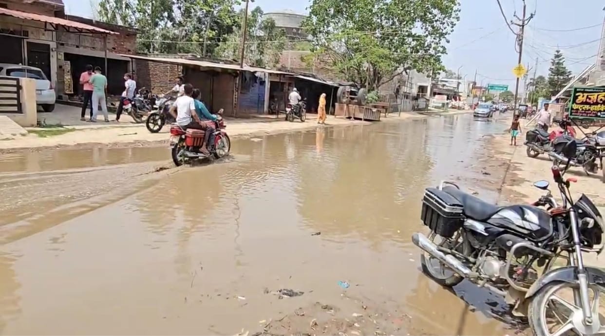 Pipeline broken, waterlogging on Balrampur road