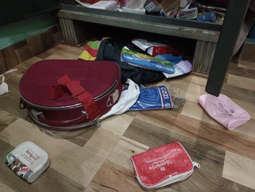 Jewellery and cash worth five lakh stolen from a tent businessman's house
