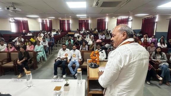 Akhil Bharatiya Vidyarthi Parishad organized cleanliness ambassador felicitation ceremony