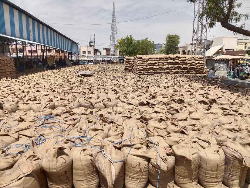 Mandis are clogged due to slow lifting of wheat, payment of farmers is stuck