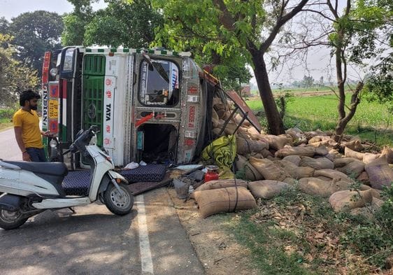 Truck overturned on the highway, driver injured
