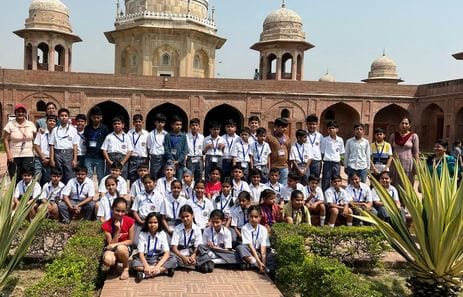 Children took an educational tour of Sheikh Chilli Tomb