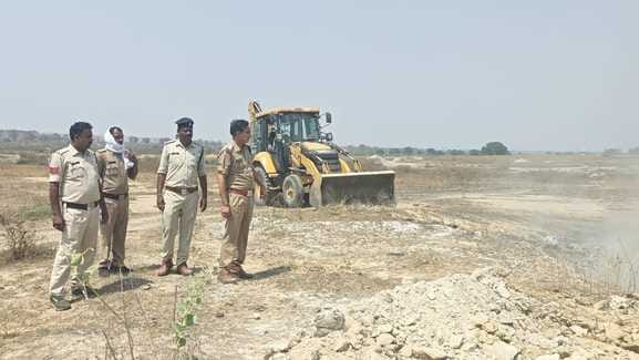 कार्रवाई करती पुलिस।
