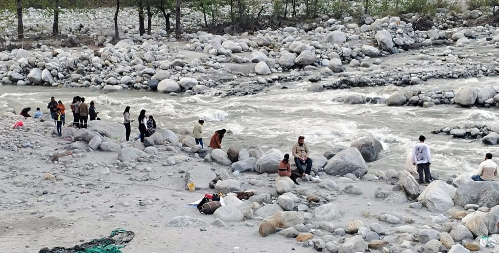 Who cares about life, tourists are landing in Vyas risking their lives