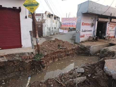 Traffic halted due to digging of pit on ARTO office road, trouble increased