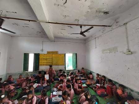 PM Shri School building is dilapidated, 148 students are studying sitting on mats in two rooms