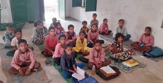 Children are forced to study sitting on mats