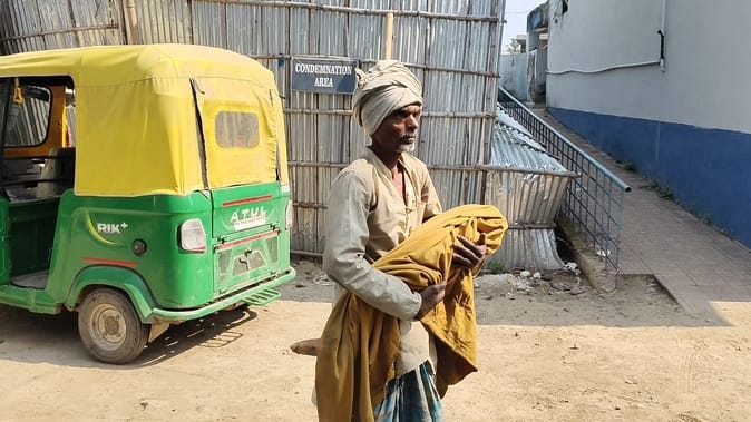 पोती का शव लेकर सदर अस्पताल पहुंचे दादा। फोटो - अमर उजाला डिजिटल