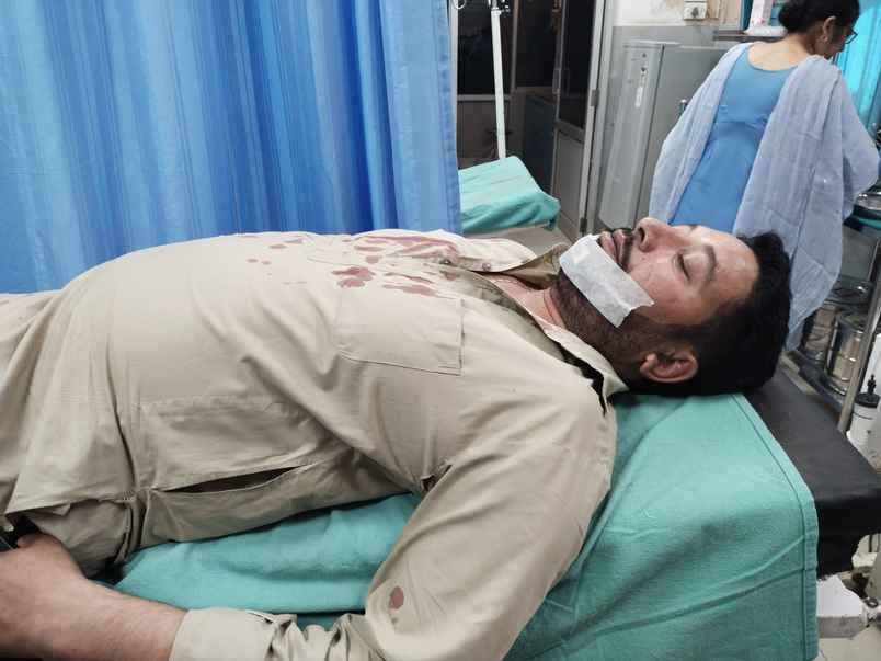 Three youths vandalized a private bus, pelted stones, driver injured