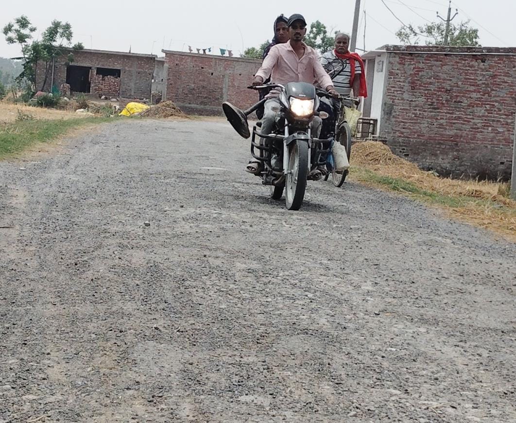 The road built a decade and a half ago is in bad condition, traffic is difficult
