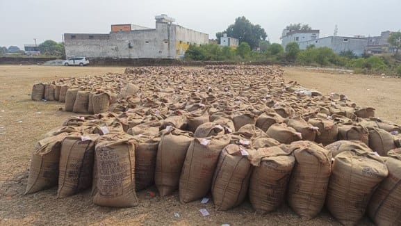 धान खरीदी केंद्र में रखे हुए किसानों से खरीदे धान