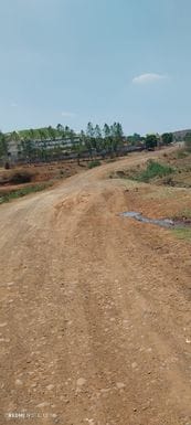वह सड़क जिसका निर्माण कार्य अभी तक अधूरा है