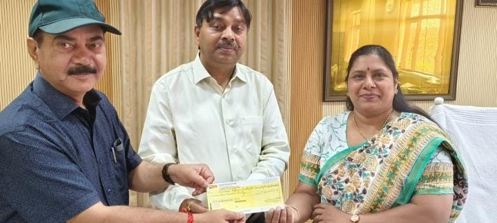 A cheque of Rs 2 lakh was given under the Smriti Gold Medal