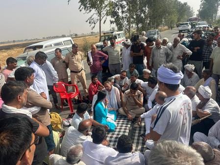 Wheat crop caught fire, villagers blocked the road, opened after 12 hours