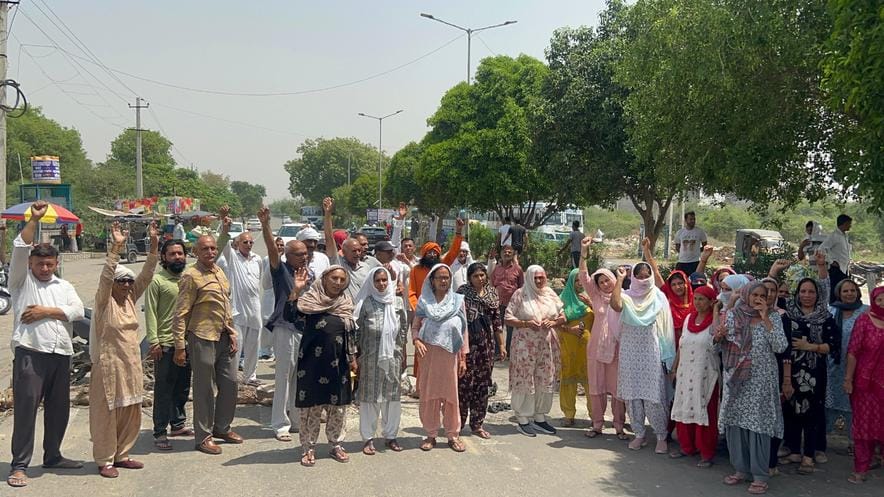 People's anger over drinking water shortage, jam on the road