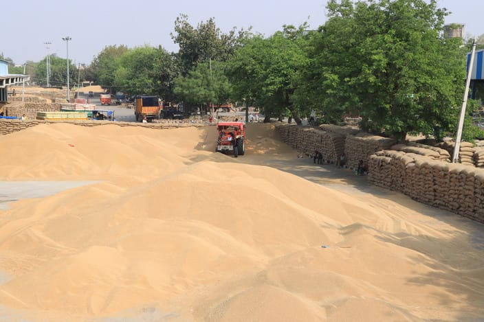 No tarpaulin arrangement to protect wheat from rain