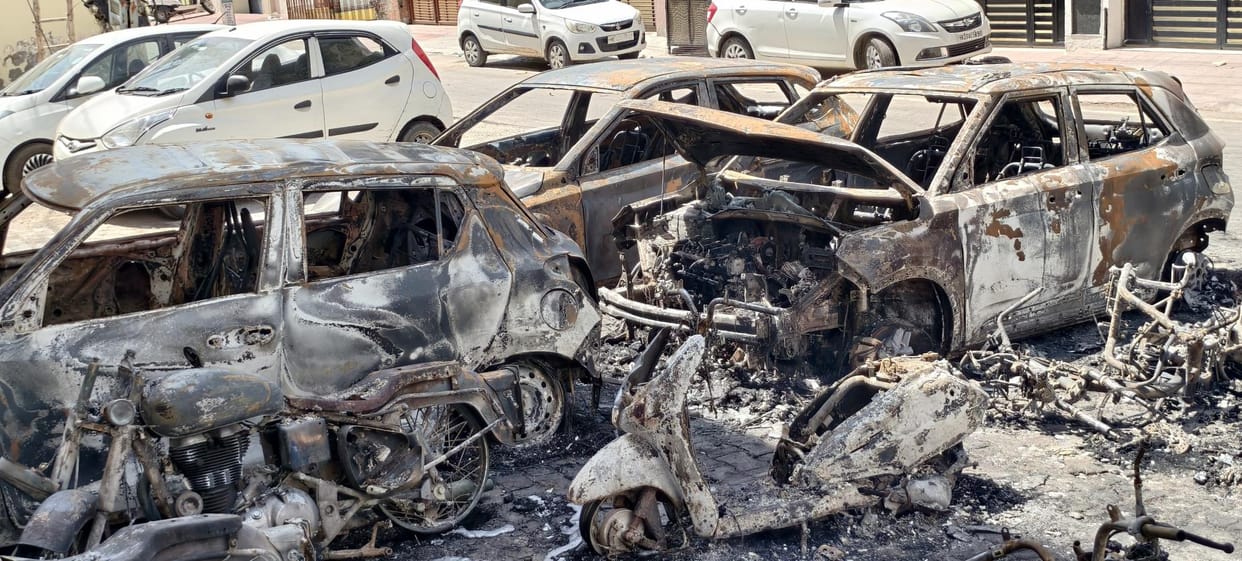 Vehicles parked outside the society caught fire, three cars and eight two-wheelers burnt