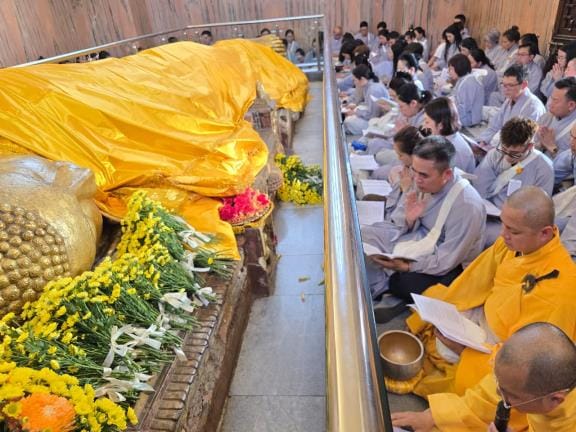 Tourists from Vietnam worshiped at the Buddha Temple