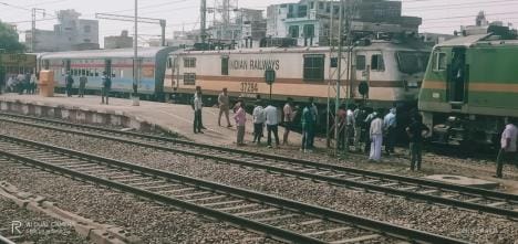 Engine of Jharkhand Swarna Jayanti Express fails, passengers are troubled