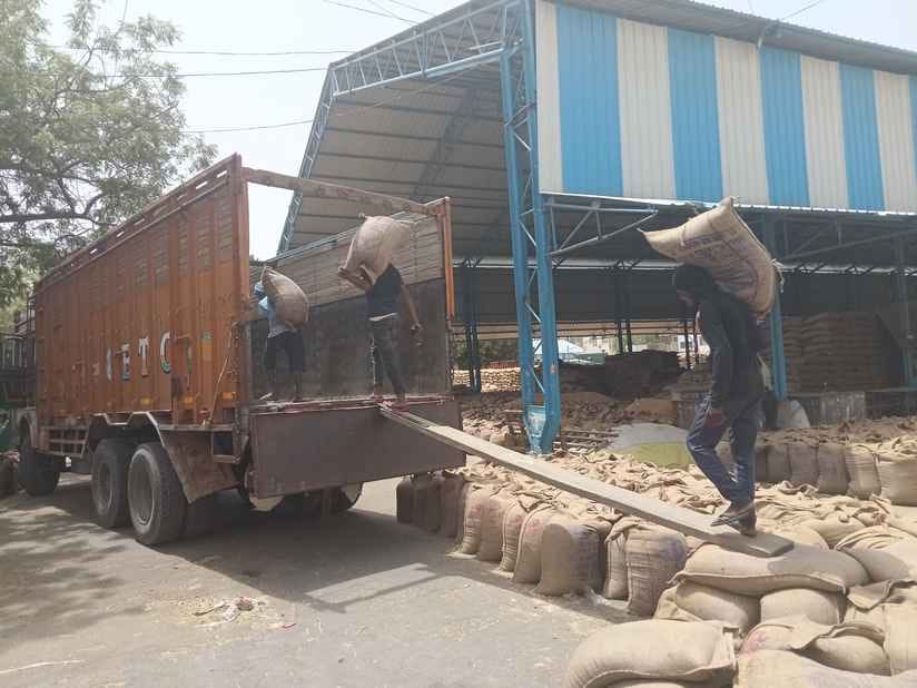 When buying stopped in the mandis, loading increased, 3.90 lakh quintals were lifted