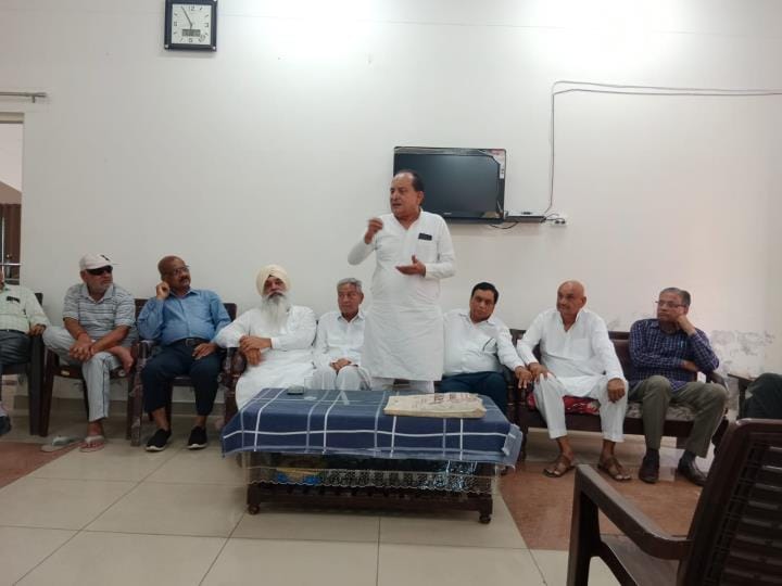 Opposition to giving the floor of Senior Citizens Club-Day Care building to the institution, demand to hand it over to the association
