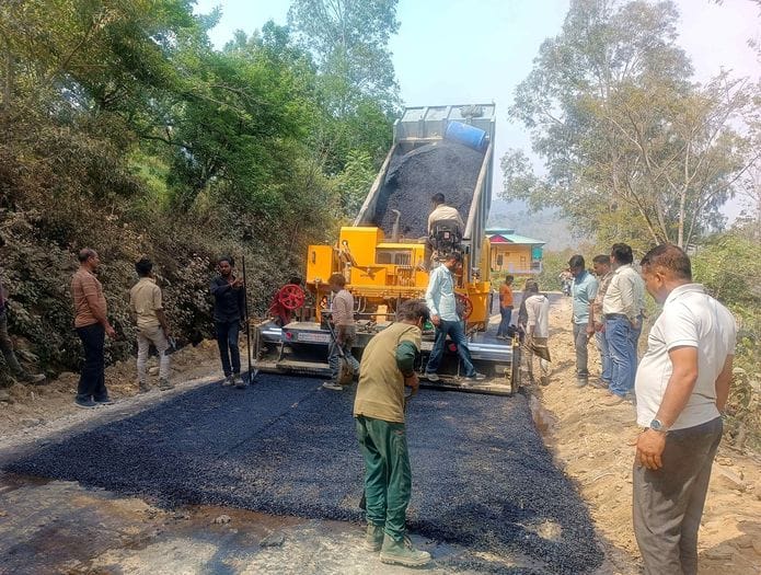 Minister Vikramaditya took a dig at the MP by describing tarring