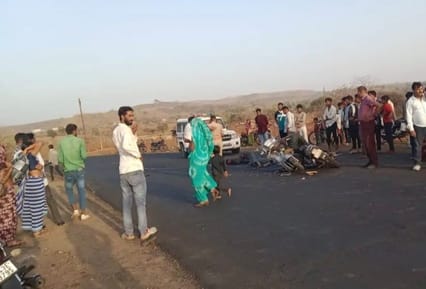 हादसे के बाद मौके पर लोगों की भीड़।