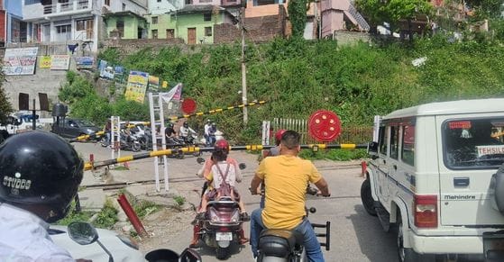 There is a jam due to the non-construction of an overbridge on Sarkaghat road