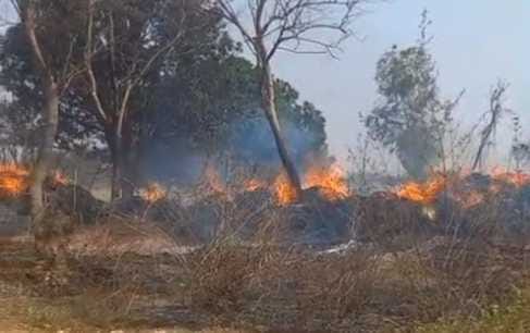 Fire broke out in the crop kept in the barn, loss of lakhs, incident of Byawari police station area