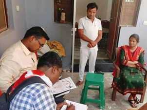 झोलाछाप डॉक्टर के क्लीनिक में कार्रवाई करते एसडीएम