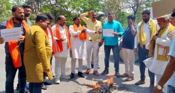VHP workers burnt the effigy of Mamta Banerjee