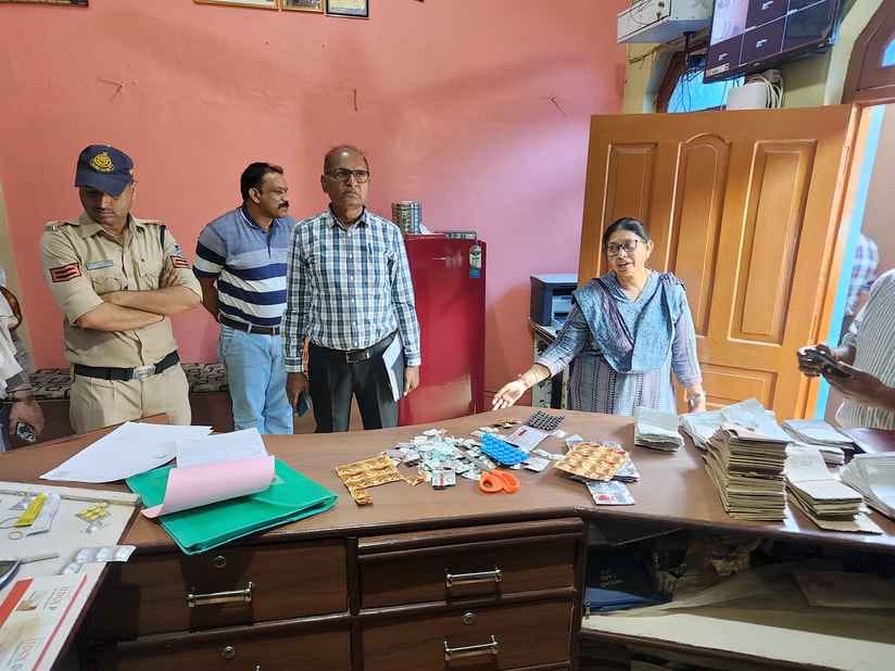 Sagar News: Action against quack doctors intensified in Sagar district, 15 clinics sealed