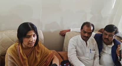 किशनी में पत्रकार वार्ता के दौरान बोलतीं सांसद डिंपल यादव। 