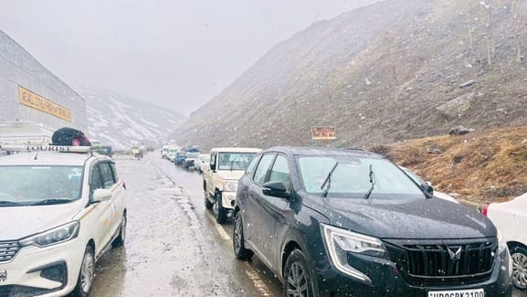 Vehicles kept crawling in Banjar and Manikaran during the weekend